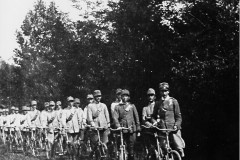 1918-luglio-01-Vancimuglio-VI-01-luglio-Il-Ten.-Memmo-al-comando-di-un-reparto-ciclisti-di-Cavalleria